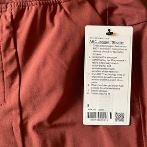 Lululemon ABC Jogger shorter 28” inseam in date brown color size small